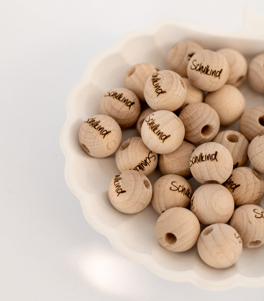 Holzperle handgemachte Gravur "Schulkind" 12mm/15mm - Bastelbedarf -> Holz > Holzperlen -> Motive von mahina
