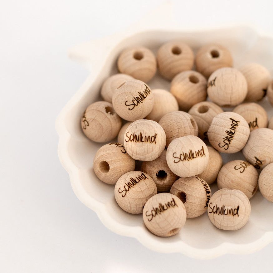 Holzperle handgemachte Gravur "Schulkind" 12mm/15mm - Bastelbedarf -> Holz > Holzperlen -> Motive von mahina