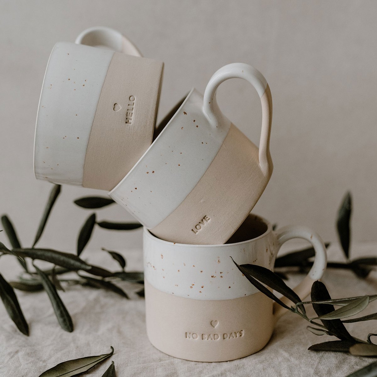 Handgemachte Eulenschnitt Tasse aus Steingut "Hello" - Interior > Dekoration > Tassen von mahina