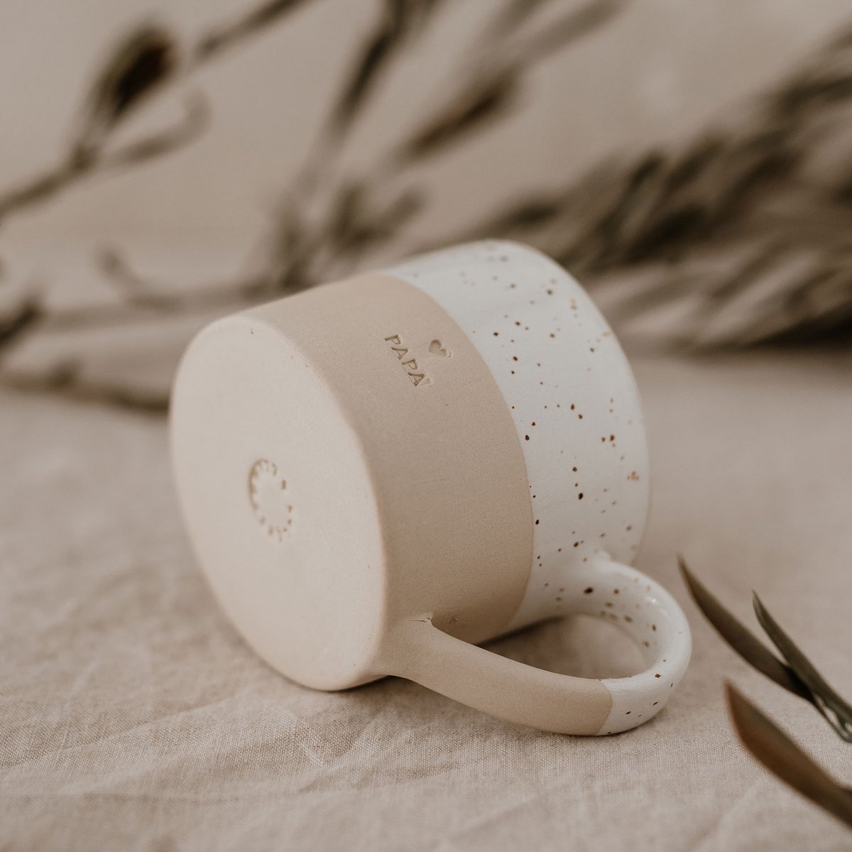 Handgemachte Eulenschnitt Tasse aus Steingut "Papa" - Interior > Dekoration > Tassen von mahina