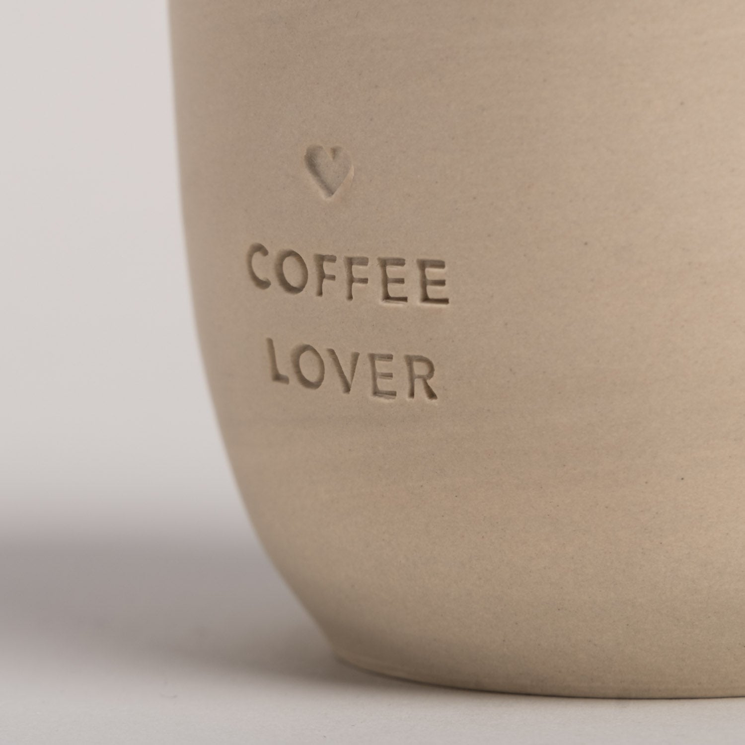Handgemachter Eulenschnitt Becher aus Steingut "Coffee Lover" - Interior > Dekoration > Tassen von mahina