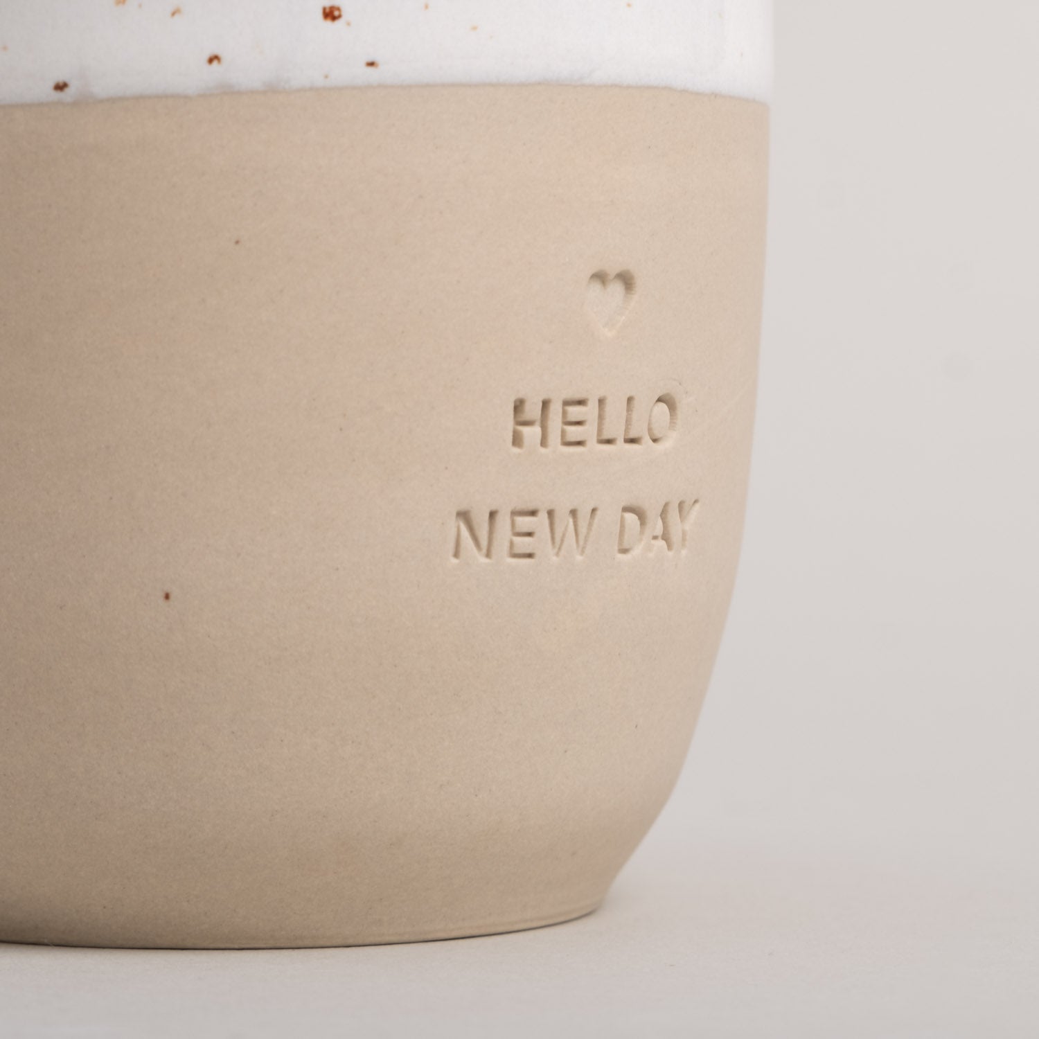 Handgemachter Eulenschnitt Becher aus Steingut "Hello new day" - Interior > Dekoration > Tassen von mahina