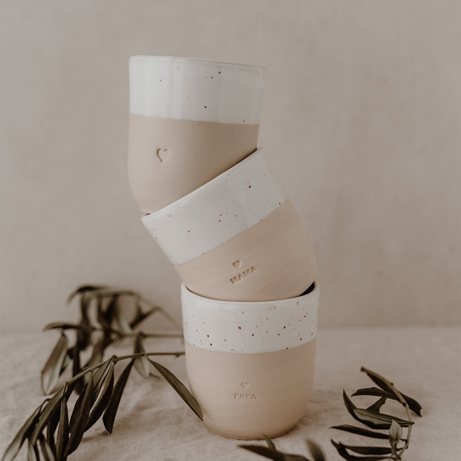 Handgemachter Eulenschnitt Becher aus Steingut "Mama" - Interior > Dekoration > Tassen von mahina