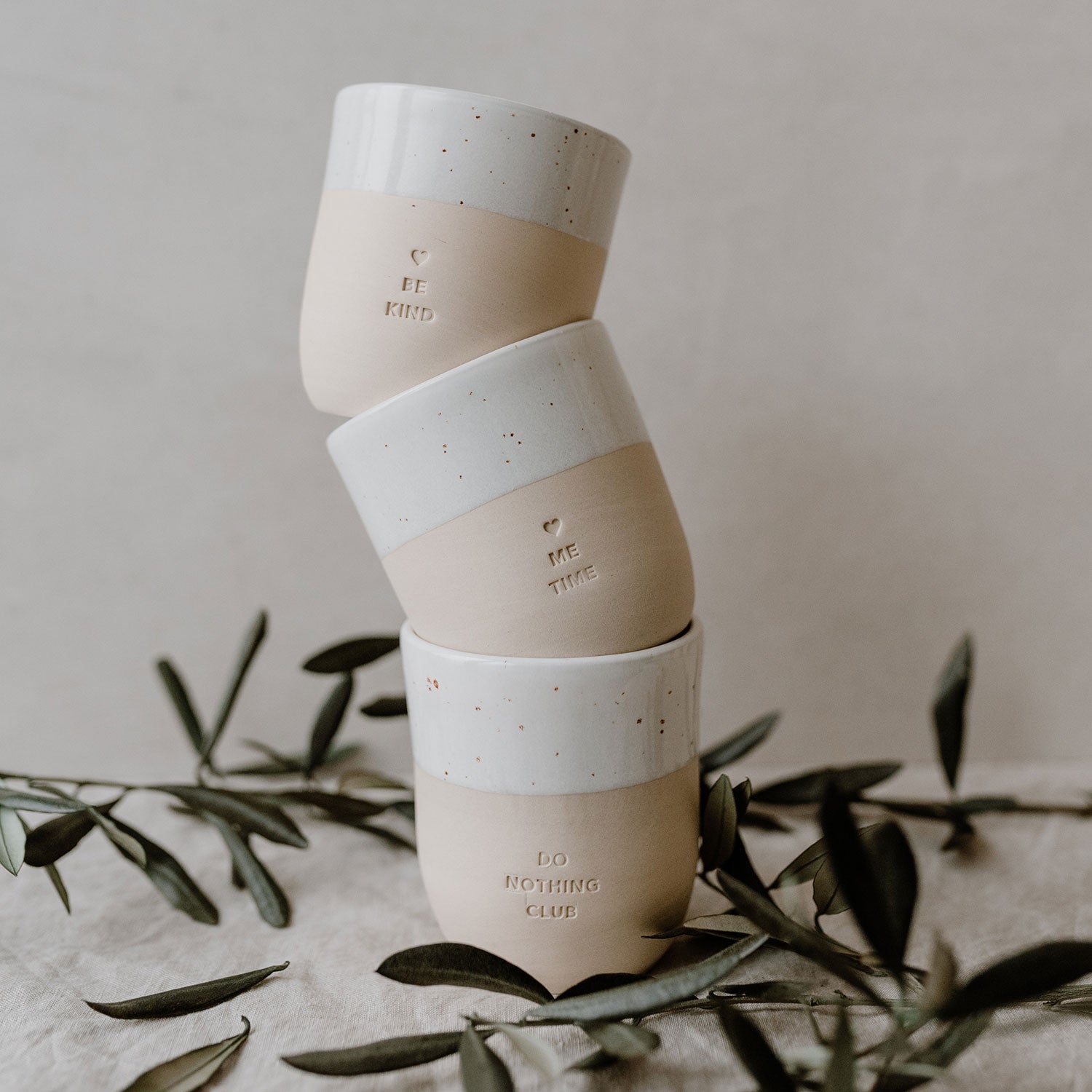 Handgemachter Eulenschnitt Becher aus Steingut "Me Time" - Interior > Dekoration > Tassen von mahina