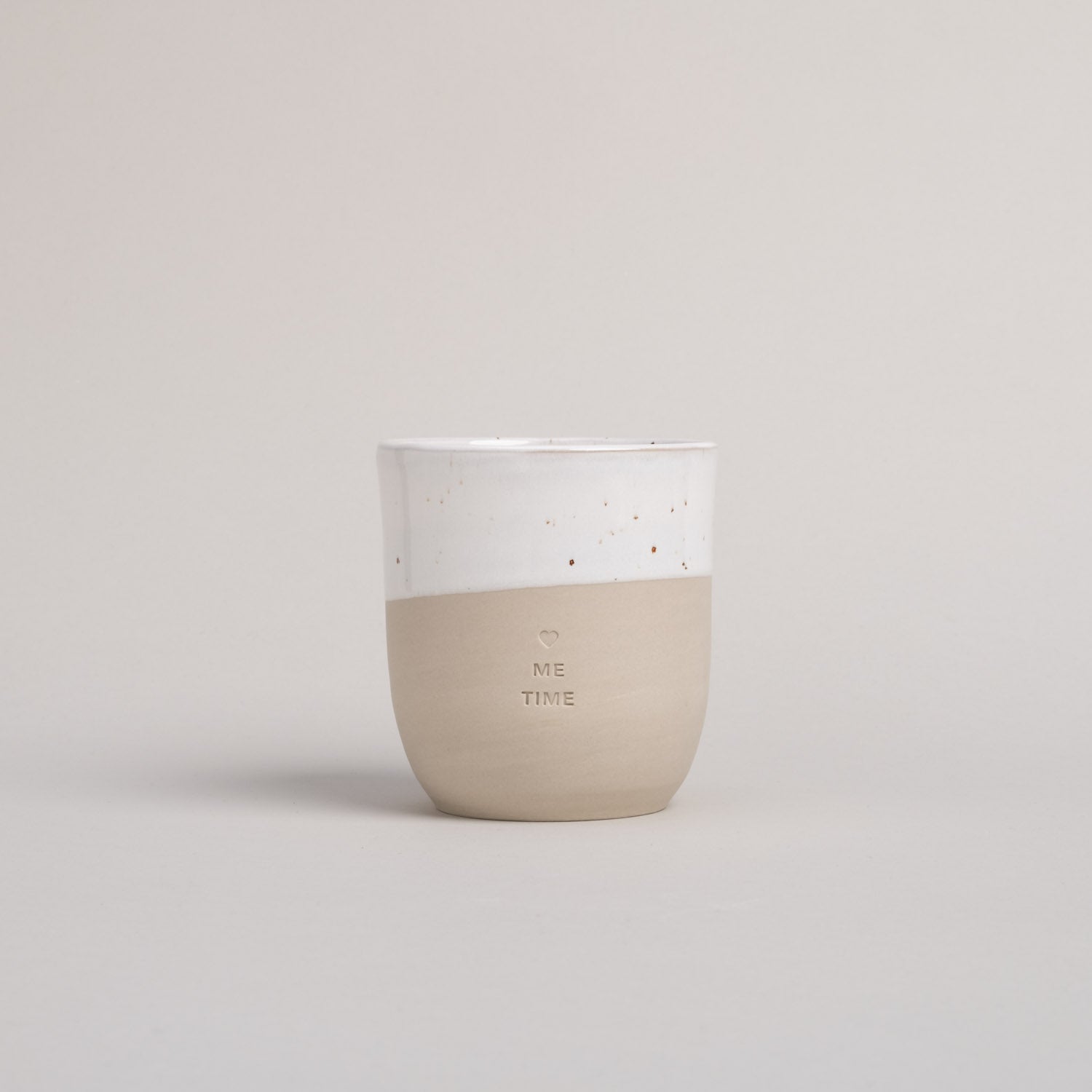 Handgemachter Eulenschnitt Becher aus Steingut "Me Time" - Interior > Dekoration > Tassen von mahina