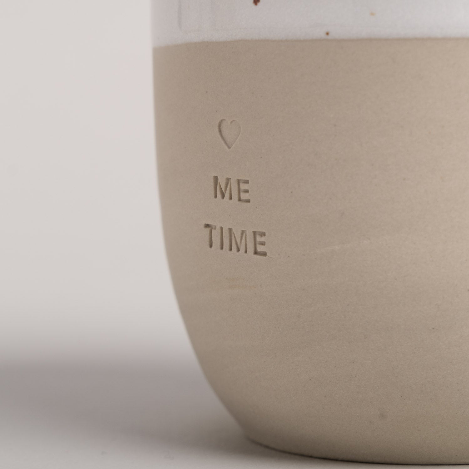 Handgemachter Eulenschnitt Becher aus Steingut "Me Time" - Interior > Dekoration > Tassen von mahina