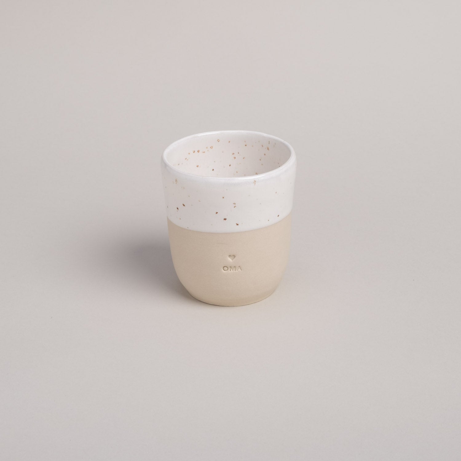 Handgemachter Eulenschnitt Becher aus Steingut "Oma" - Interior > Dekoration > Tassen von mahina