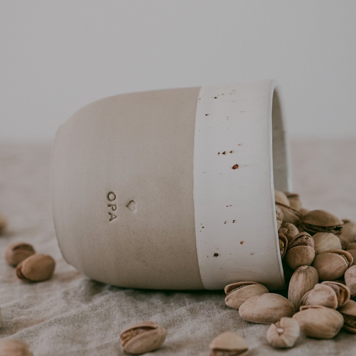 Handgemachter Eulenschnitt Becher aus Steingut "Opa" - Interior > Dekoration > Tassen von mahina