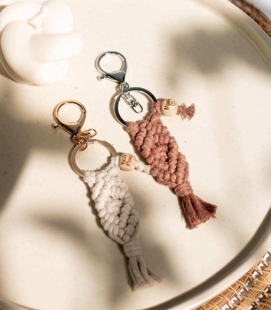 Handgemachter Makramee Schlüsselanhänger "Milou" mit Motivperle - Interior > Dekoration > Makramee von mahina