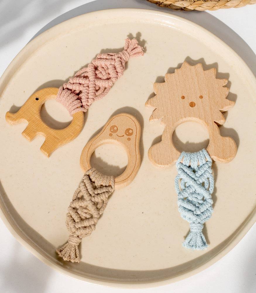 Handgemachter Makramee Beißring/Greifling "Classic" personalisierbar - Interior > Dekoration > Makramee von mahina