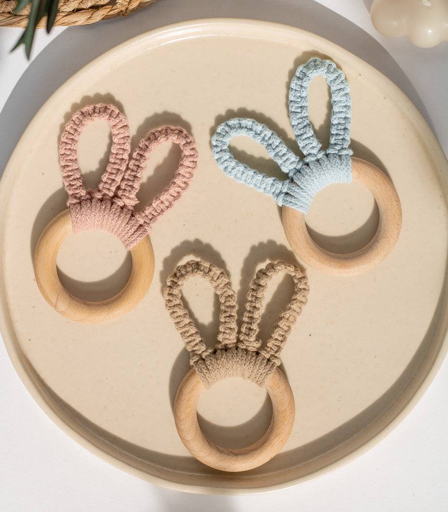 Handgemachter Makramee Beißring/Greifling "Bunny" - Interior > Dekoration > Makramee von mahina