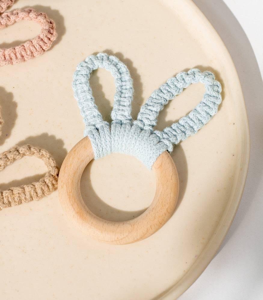 Handgemachter Makramee Beißring/Greifling "Bunny" - Interior > Dekoration > Makramee von mahina