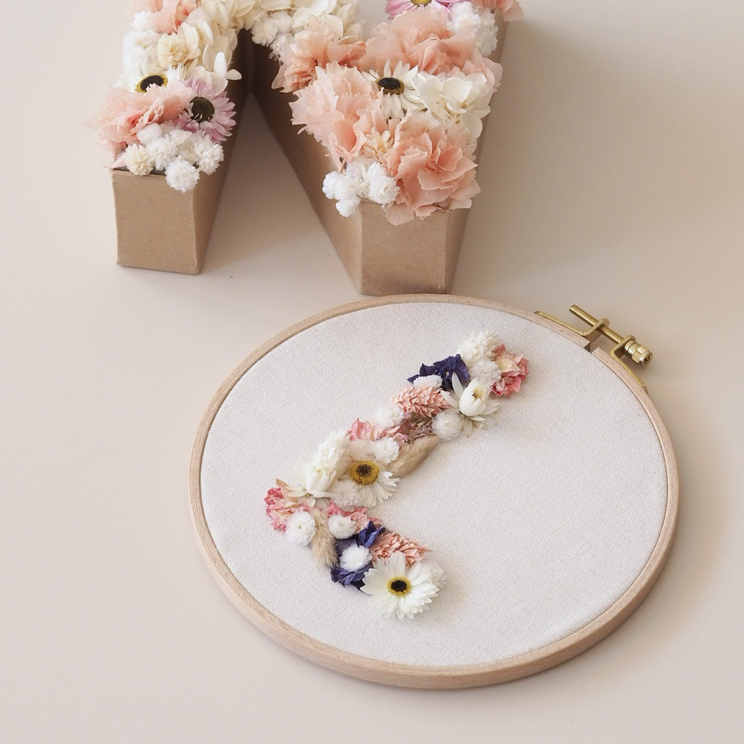 Stickrahmen mit Buchstabe aus Trockenblumen - Trockenblumen -> Arrangements von mahina