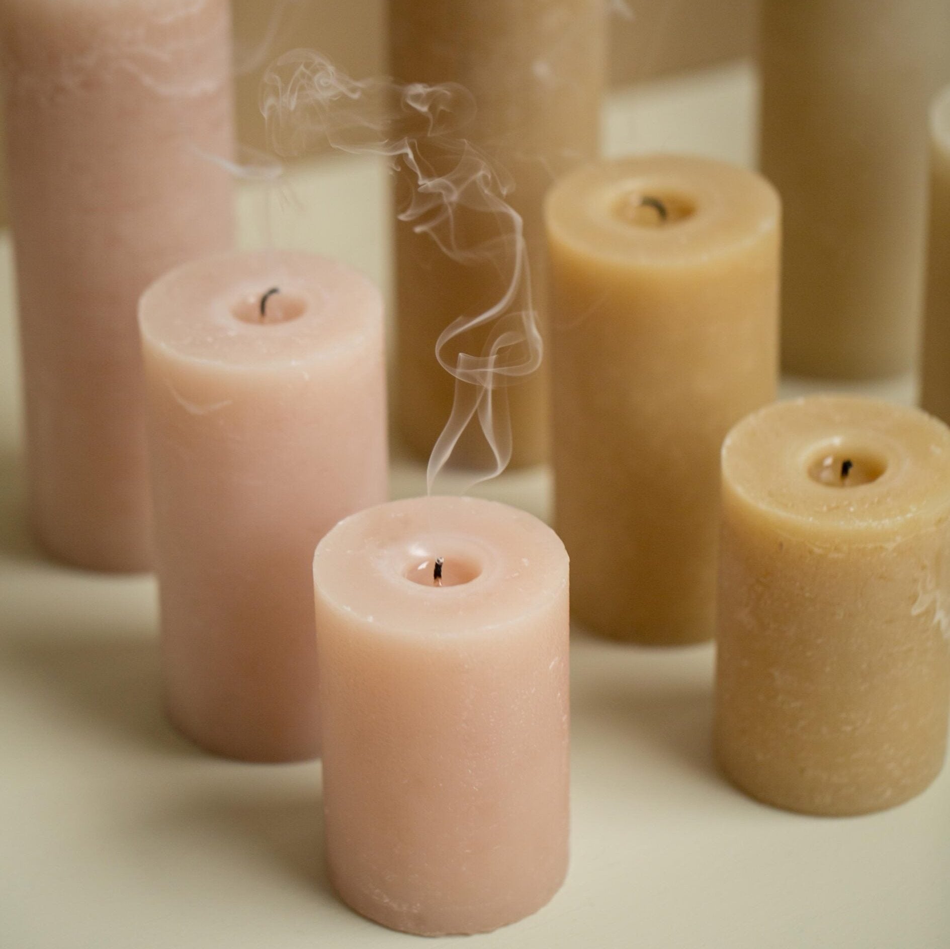 Stumpenkerze "Rustikal" 7x10cm 10 Farben - Interior > Dekoration > Kerzen von mahina