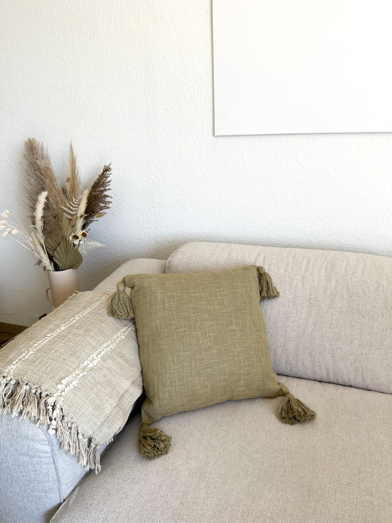 Quadratisches Kissen mit Tasseln "Lala" 45x45cm in olivgrün - mahina