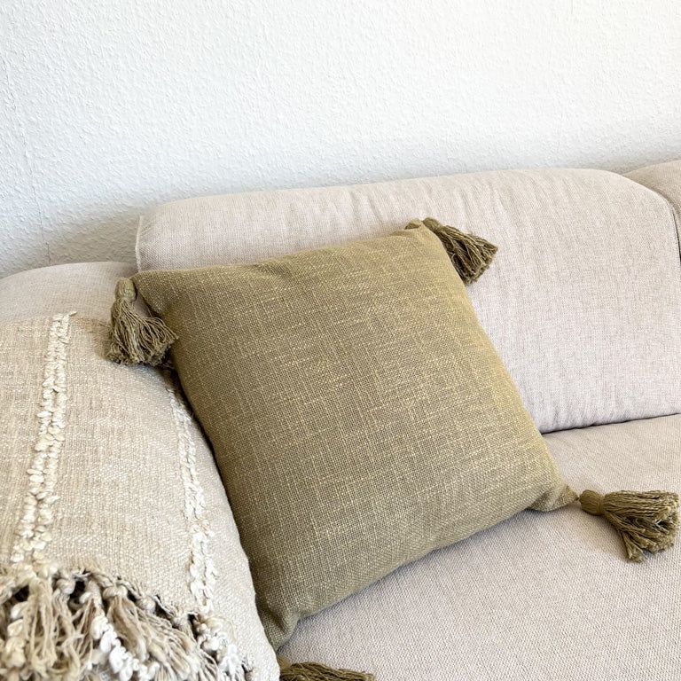 Quadratisches Kissen mit Tasseln "Lala" 45x45cm in olivgrün - mahina