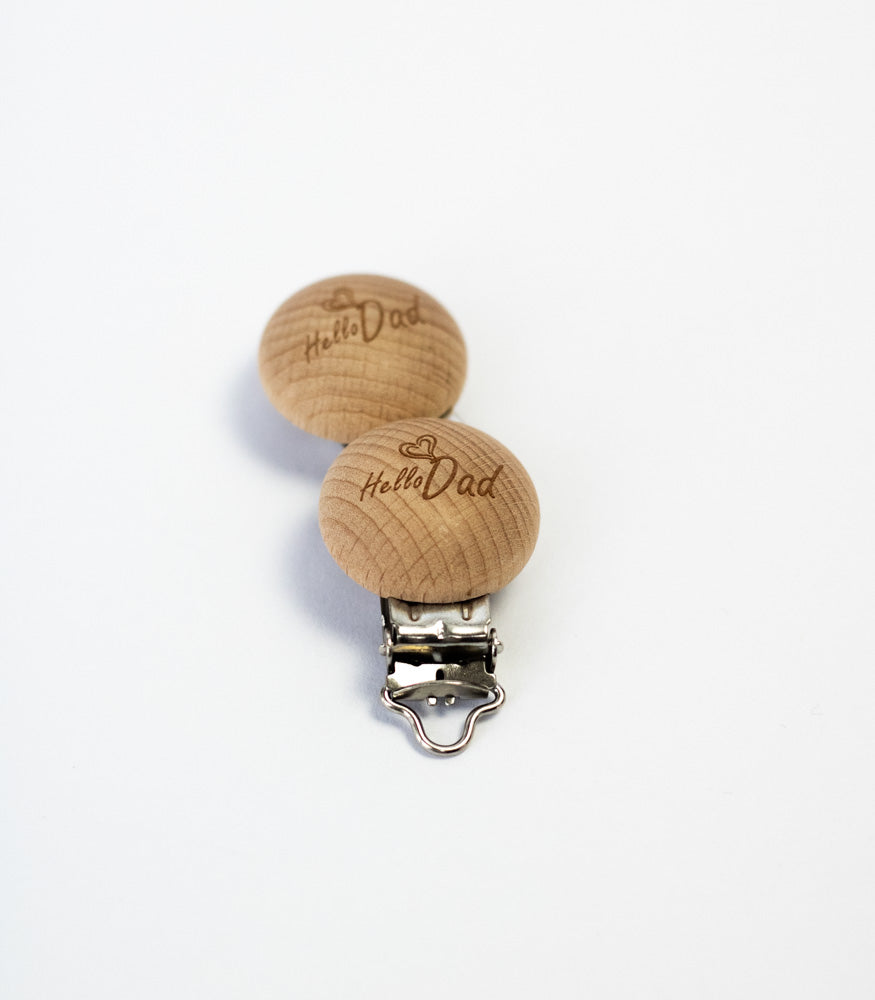 Schnullerclip "Hello Dad" aus Buchenholz - Bastelbedarf -> Holz > Schnullerclips von mahina