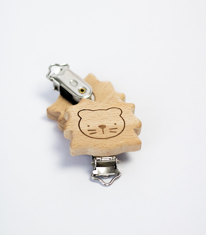 Schnullerclip "Löwe" aus Buchenholz - Bastelbedarf -> Holz > Schnullerclips von mahina
