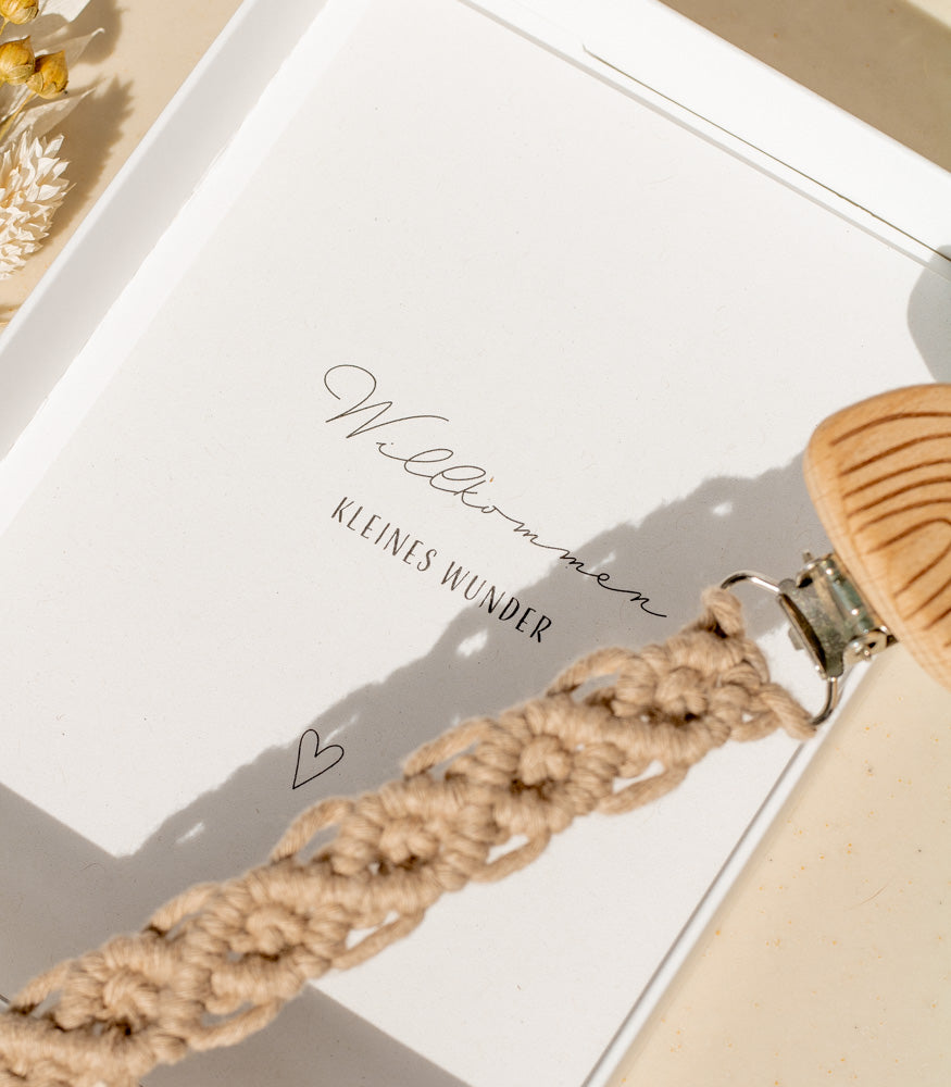 Geschenkbox "Kleines Wunder" mit Makramee Schnullerkette - Interior > Dekoration > Makramee von mahina