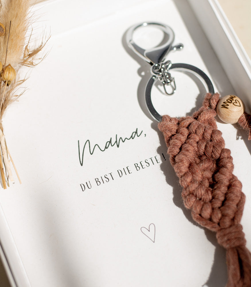 Geschenkbox "Mama" mit handgemachtem Schlüsselanhänger - Interior > Dekoration > Makramee von mahina