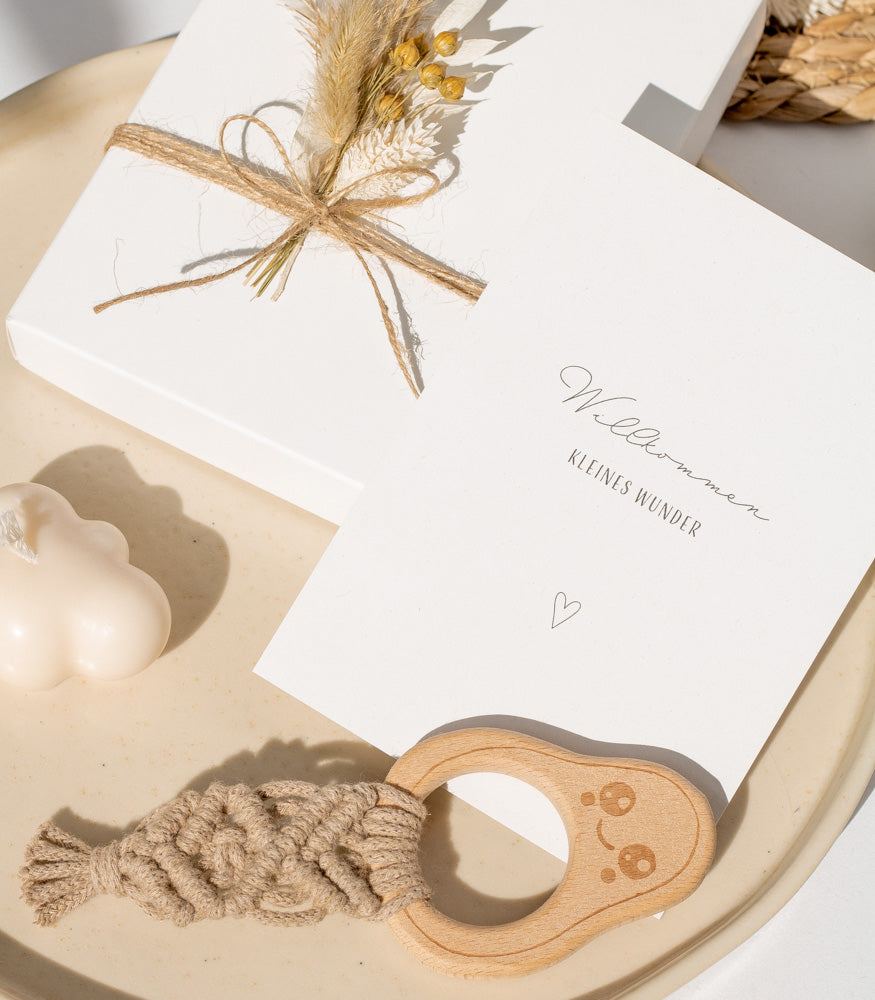 Geschenkbox "Kleines Wunder" mit Makramee Beißring/Greifling Classic - Interior > Dekoration > Makramee von mahina