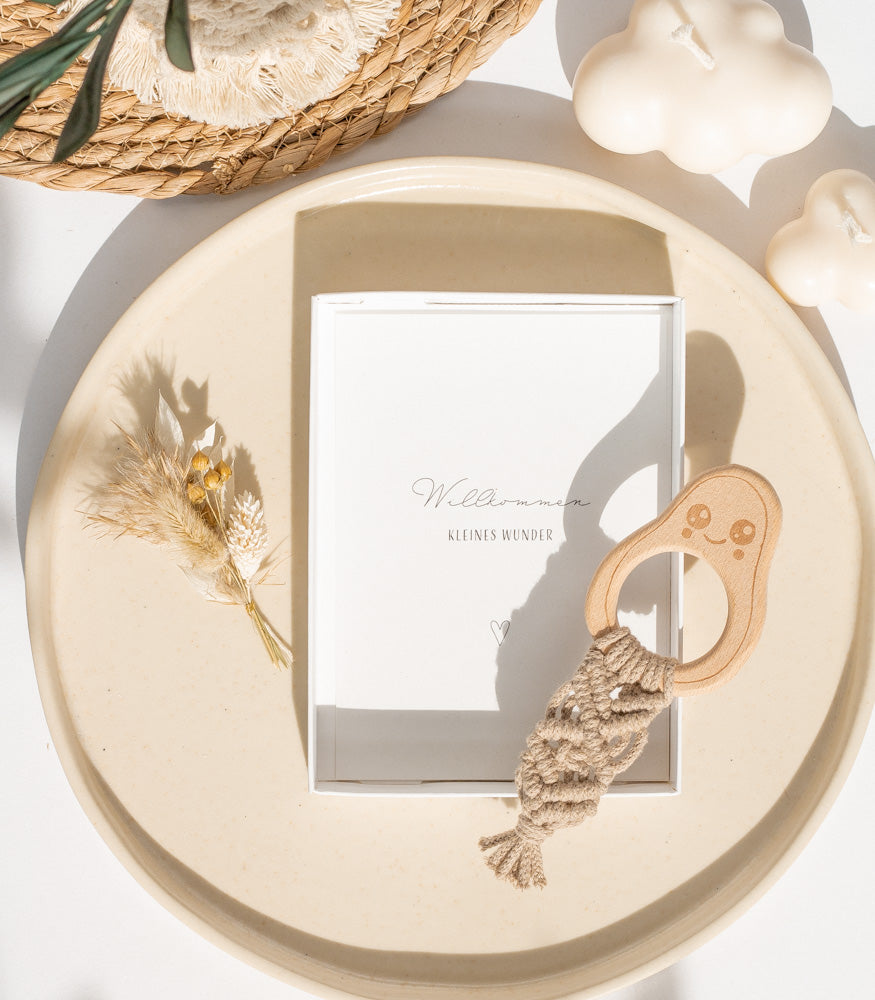 Geschenkbox "Kleines Wunder" mit Makramee Beißring/Greifling Classic - Interior > Dekoration > Makramee von mahina