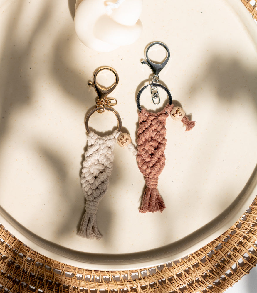 Handgemachter Makramee Schlüsselanhänger "Milou" mit Mama-Perle - Interior > Dekoration > Makramee von mahina