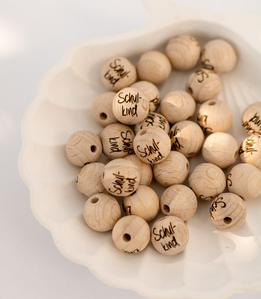 Holzperle handgemachte Gravur "Schulkind" 12mm/15mm - Bastelbedarf -> Holz > Holzperlen -> Motive von mahina