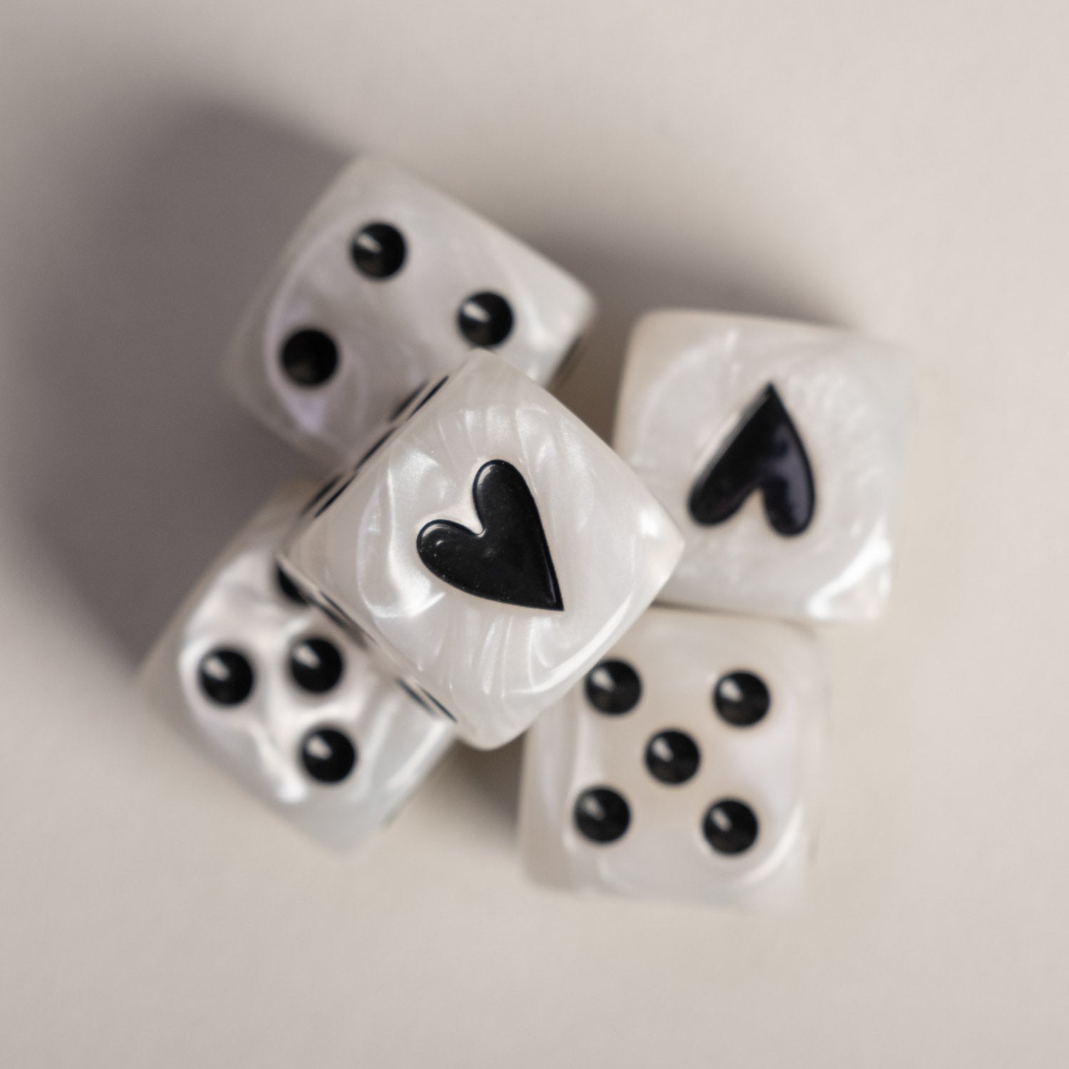 Eulenschnitt Würfelset Perlmutt Schwarz - Interior > Dekoration > Sonstiges von mahina