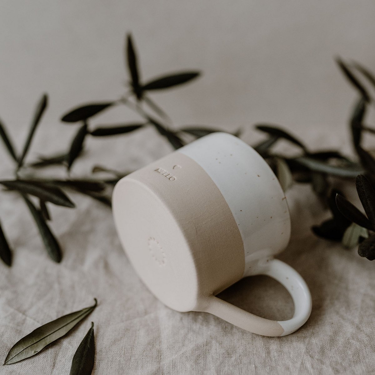 Handgemachte Eulenschnitt Tasse aus Steingut "Hello" - Interior > Dekoration > Tassen von mahina