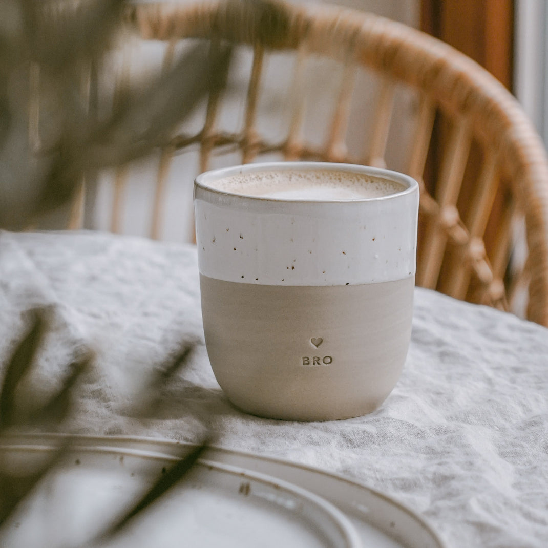 Handgemachter Eulenschnitt Becher aus Steingut "Bro" - Interior > Dekoration > Tassen von mahina