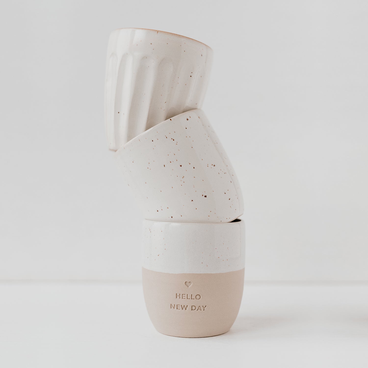 Handgemachter Eulenschnitt Becher aus Steingut "Hello new day" - Interior > Dekoration > Tassen von mahina