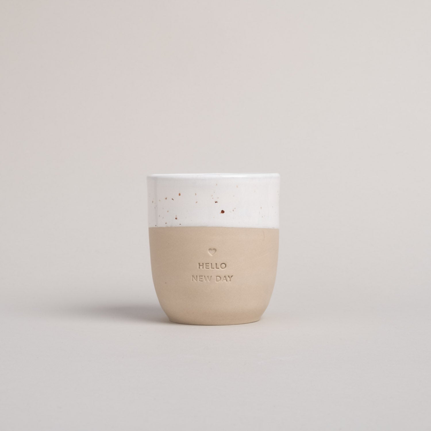 Handgemachter Eulenschnitt Becher aus Steingut "Hello new day" - Interior > Dekoration > Tassen von mahina