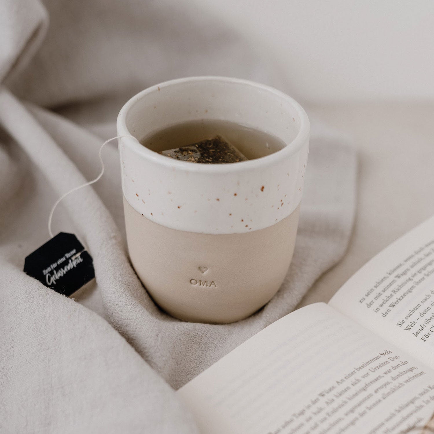 Handgemachter Eulenschnitt Becher aus Steingut "Oma" - Interior > Dekoration > Tassen von mahina