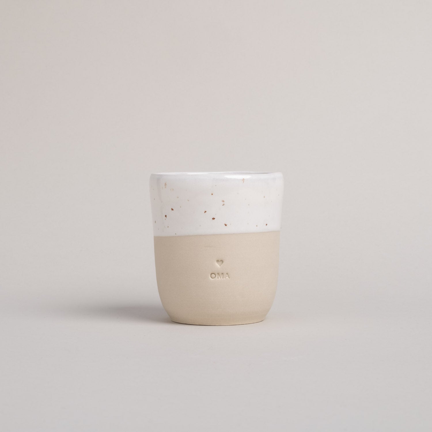 Handgemachter Eulenschnitt Becher aus Steingut "Oma" - Interior > Dekoration > Tassen von mahina