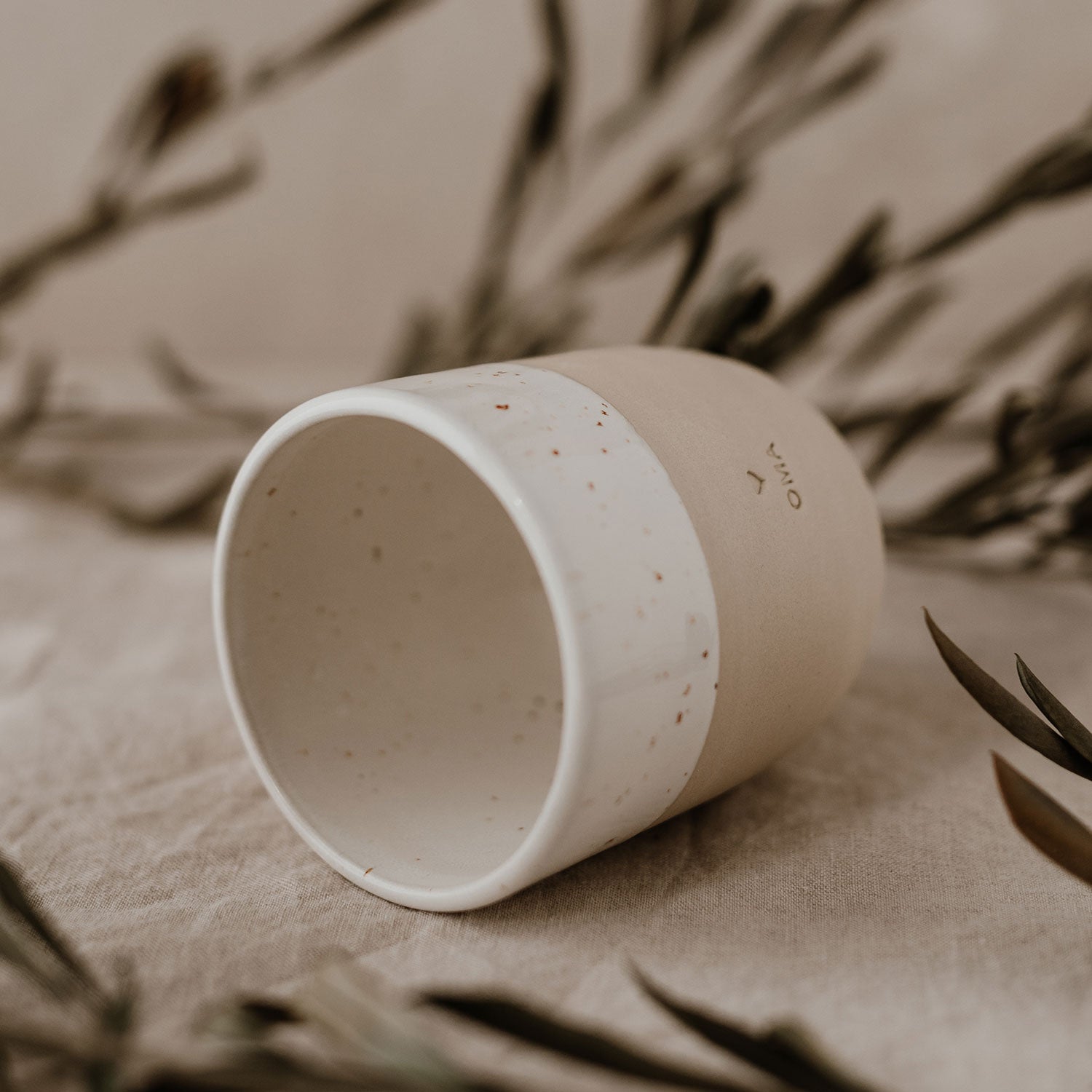 Handgemachter Eulenschnitt Becher aus Steingut "Oma" - Interior > Dekoration > Tassen von mahina