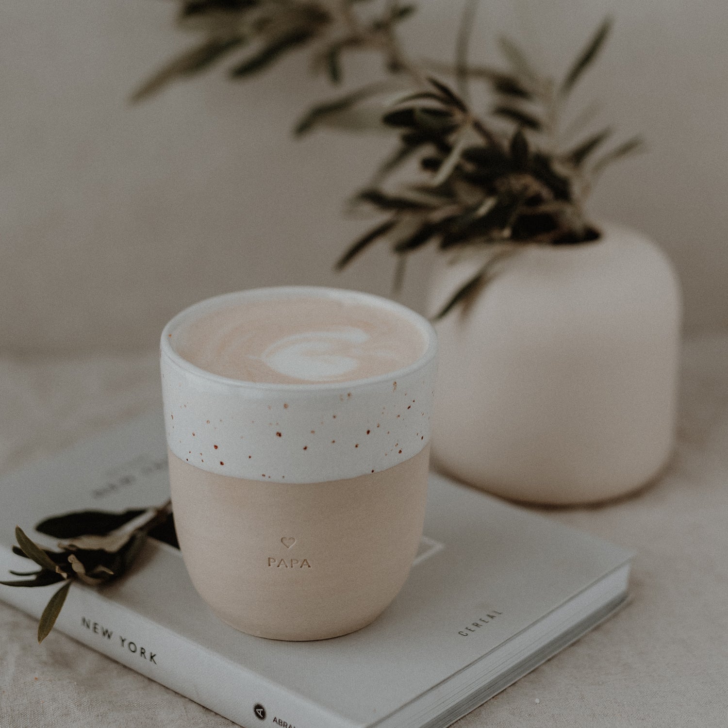 Handgemachter Eulenschnitt Becher aus Steingut "Papa" - Interior > Dekoration > Tassen von mahina