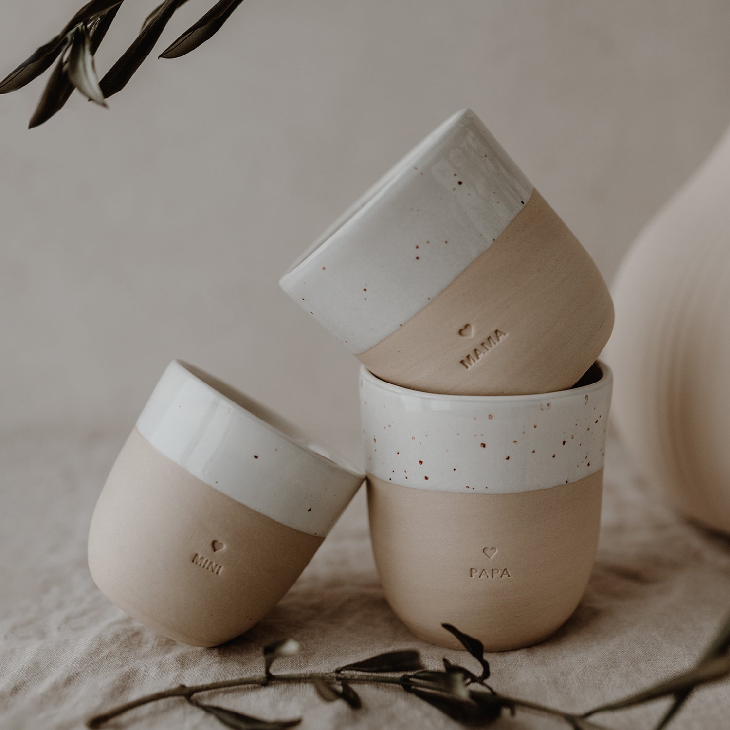 Handgemachter Eulenschnitt Becher aus Steingut "Papa" - Interior > Dekoration > Tassen von mahina