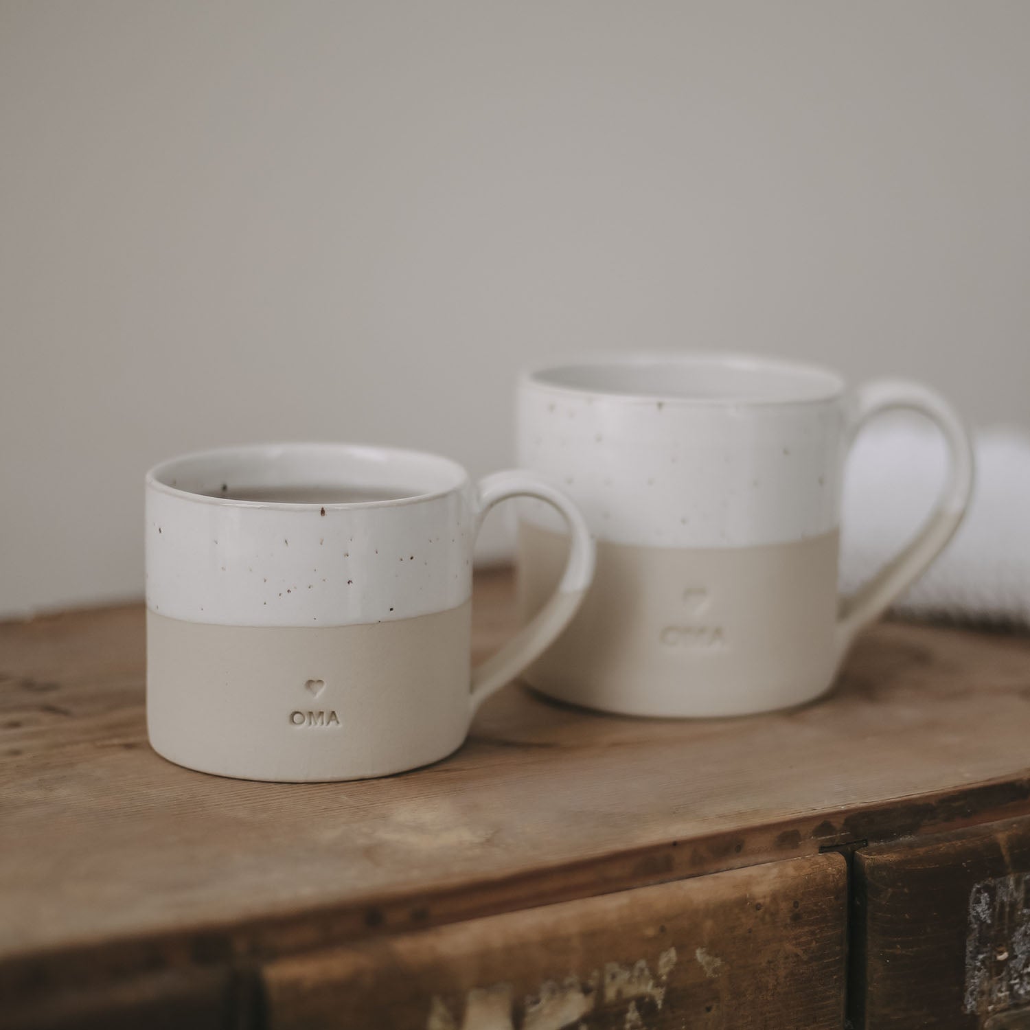 Handgemachter Eulenschnitt Tasse aus Steingut "Oma" - Interior > Dekoration > Tassen von mahina