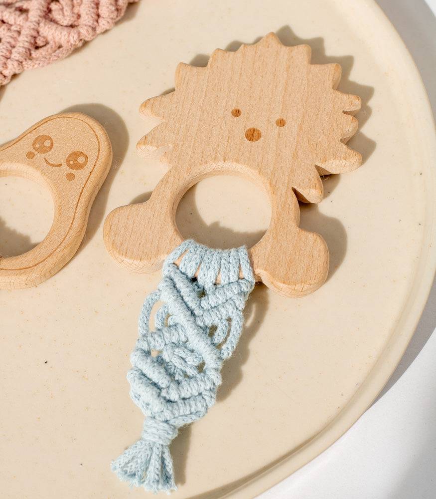 Handgemachter Makramee Beißring/Greifling "Classic" personalisierbar - Interior > Dekoration > Makramee von mahina