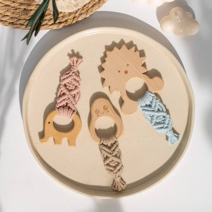 Handgemachter Makramee Beißring/Greifling "Classic" personalisierbar - Interior > Dekoration > Makramee von mahina