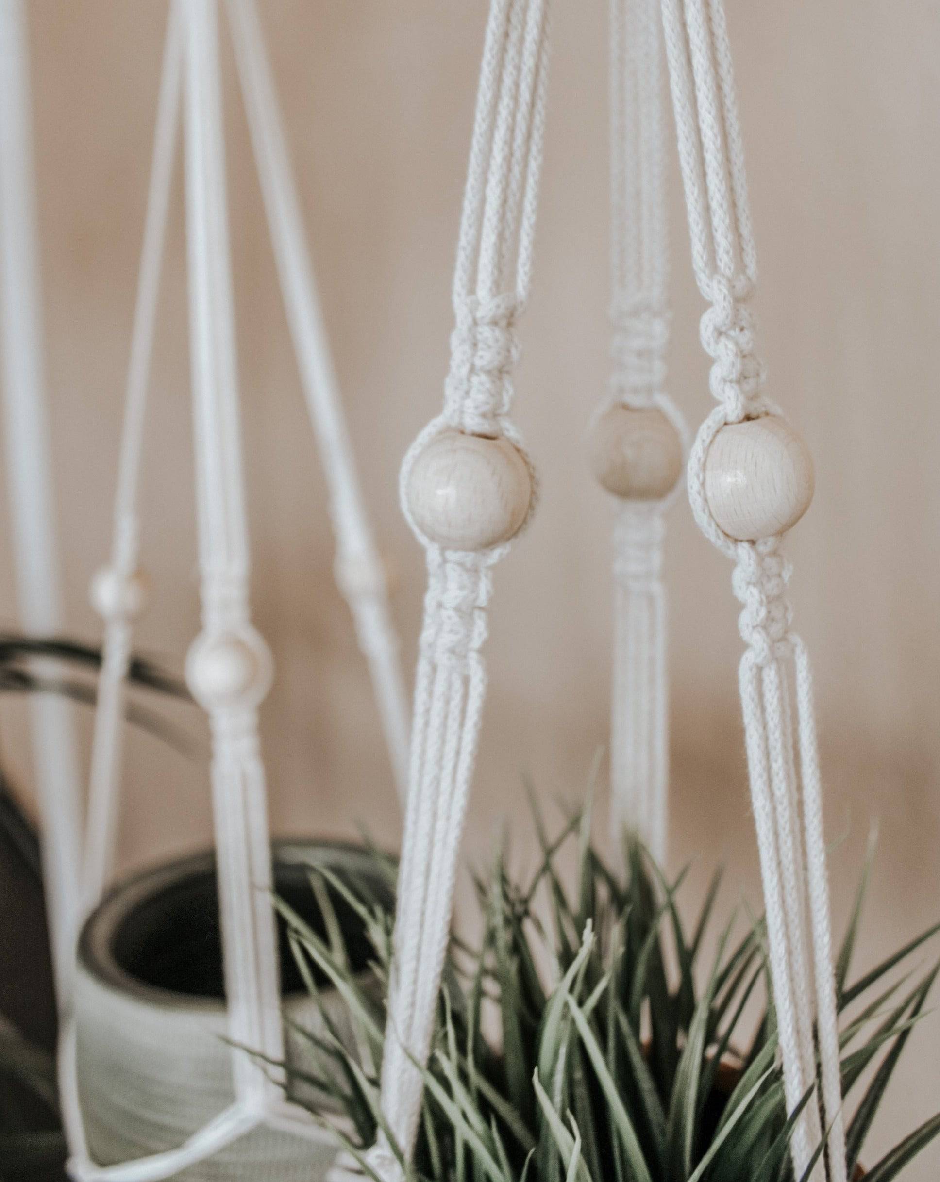 Handgemachte Makramee Blumenampel mit Perlen - Interior > Dekoration > Makramee von mahina