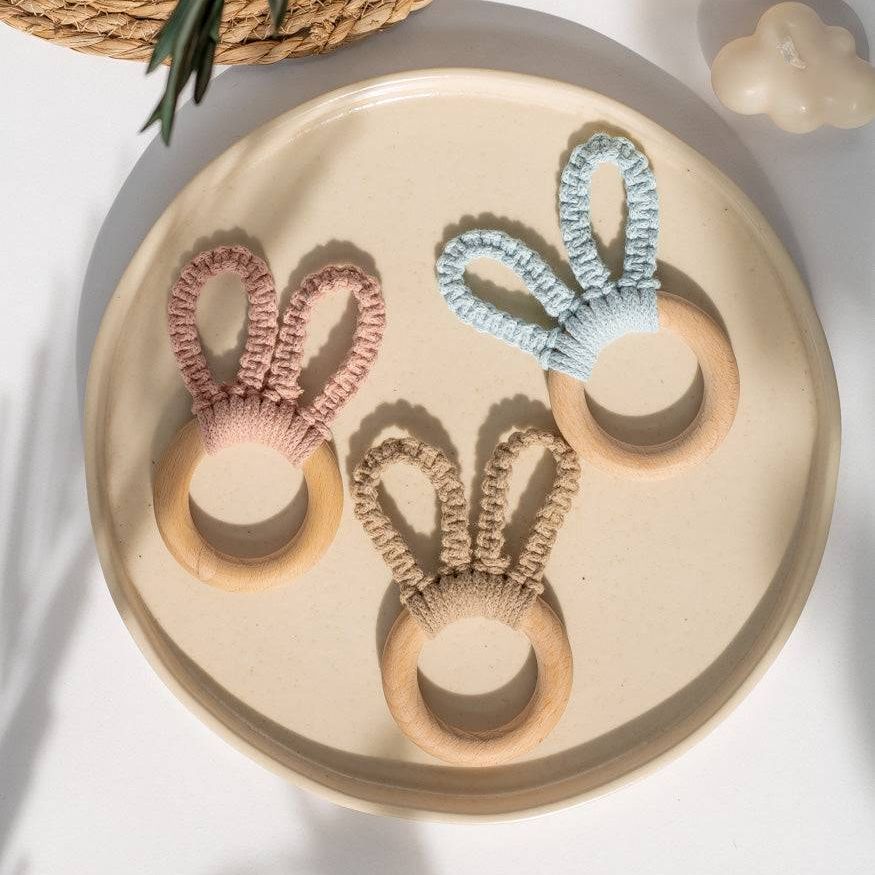 Handgemachter Makramee Beißring/Greifling "Bunny" - Interior > Dekoration > Makramee von mahina