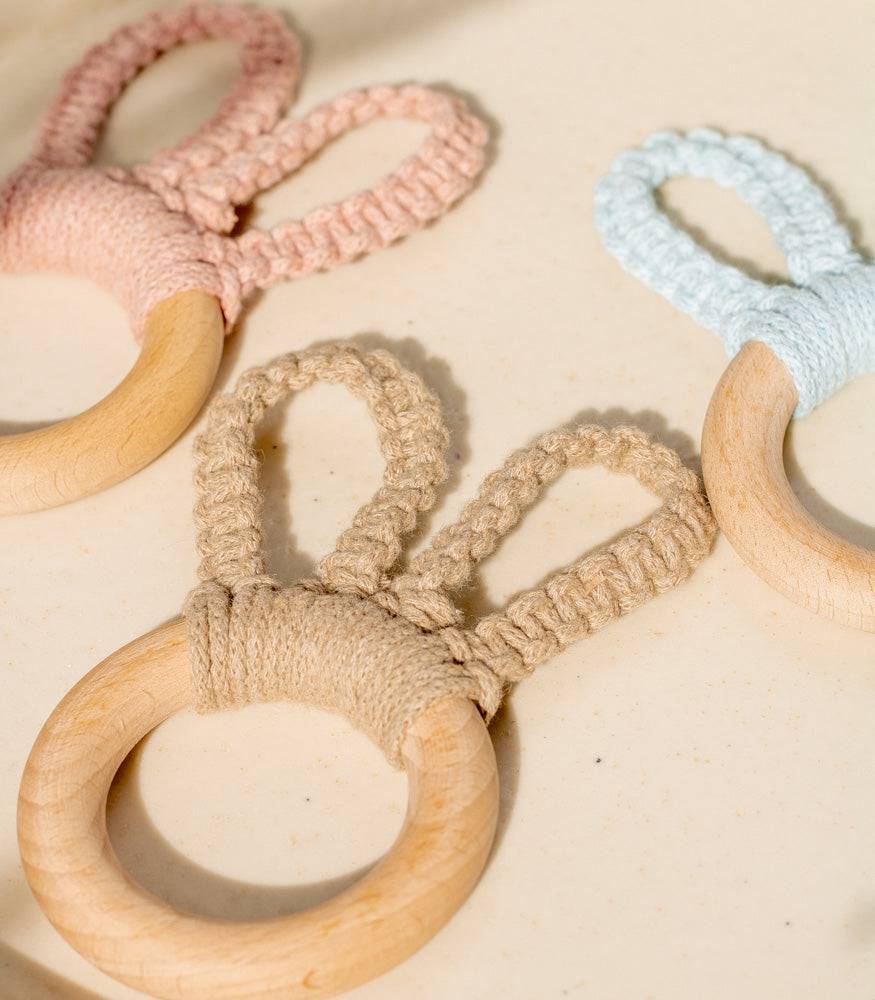 Handgemachter Makramee Beißring/Greifling "Bunny" - Interior > Dekoration > Makramee von mahina