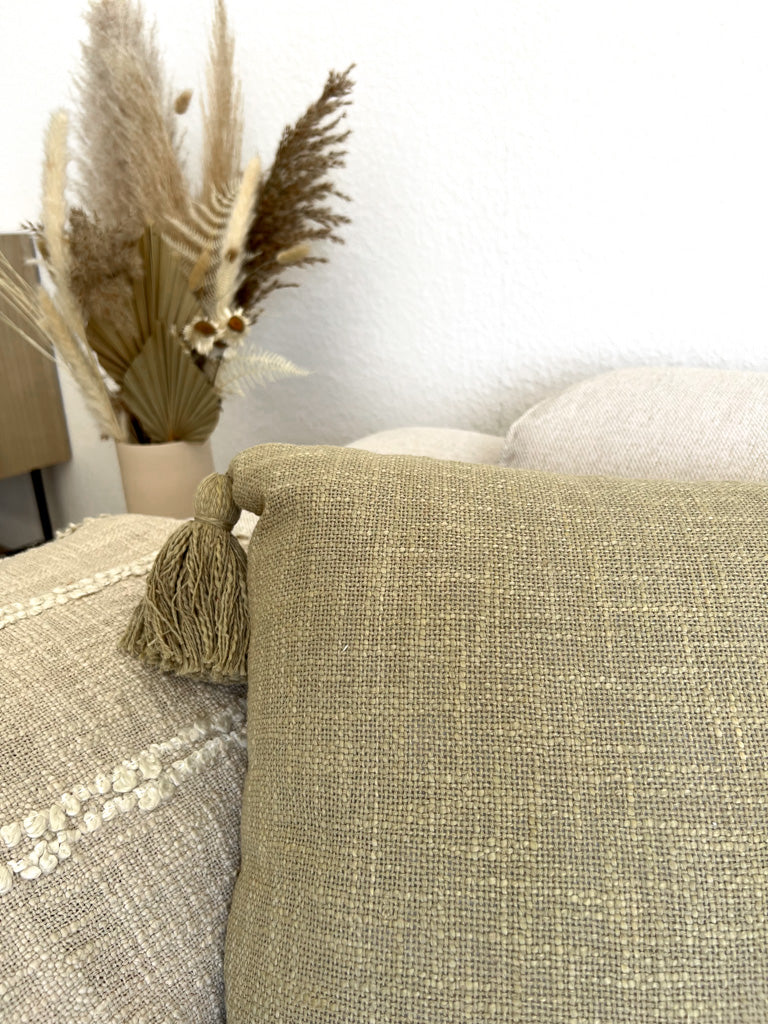 Quadratisches Kissen mit Tasseln "Lala" 45x45cm in olivgrün - mahina