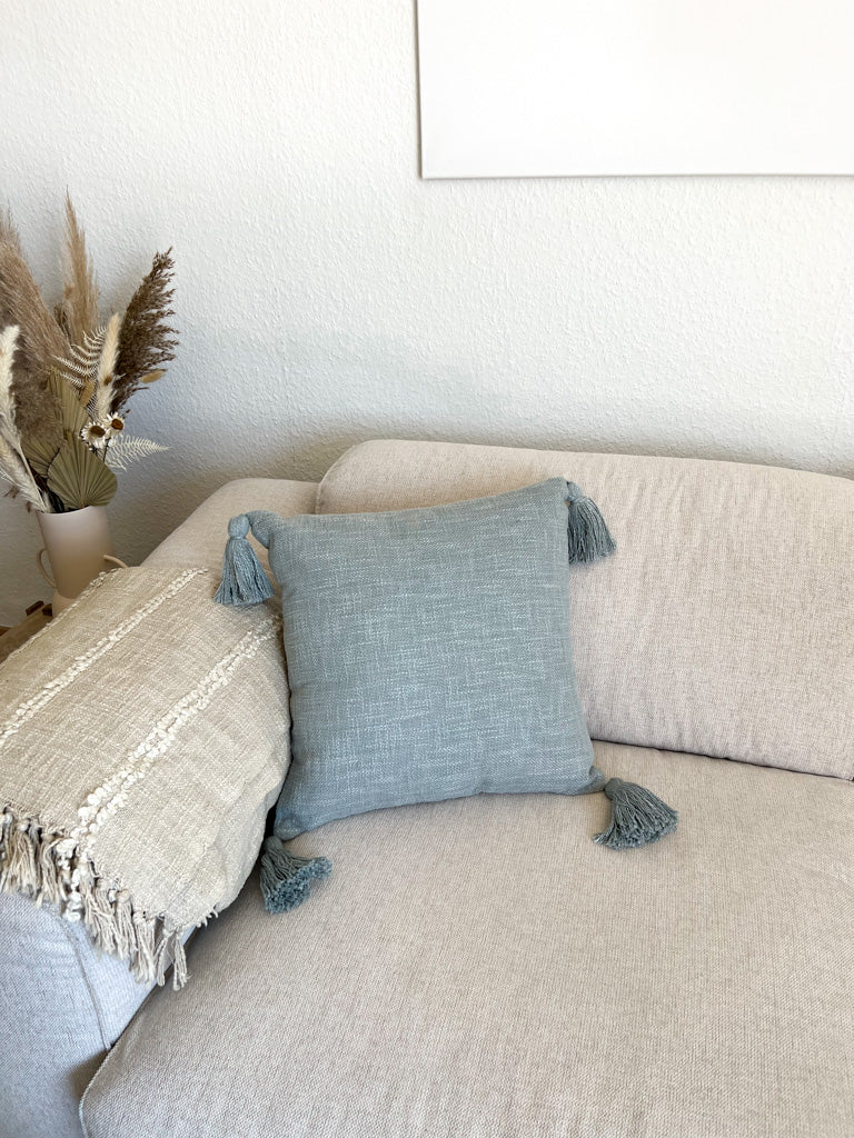 Quadratisches Kissen mit Tasseln "Lala" 45x45cm in laurel - mahina