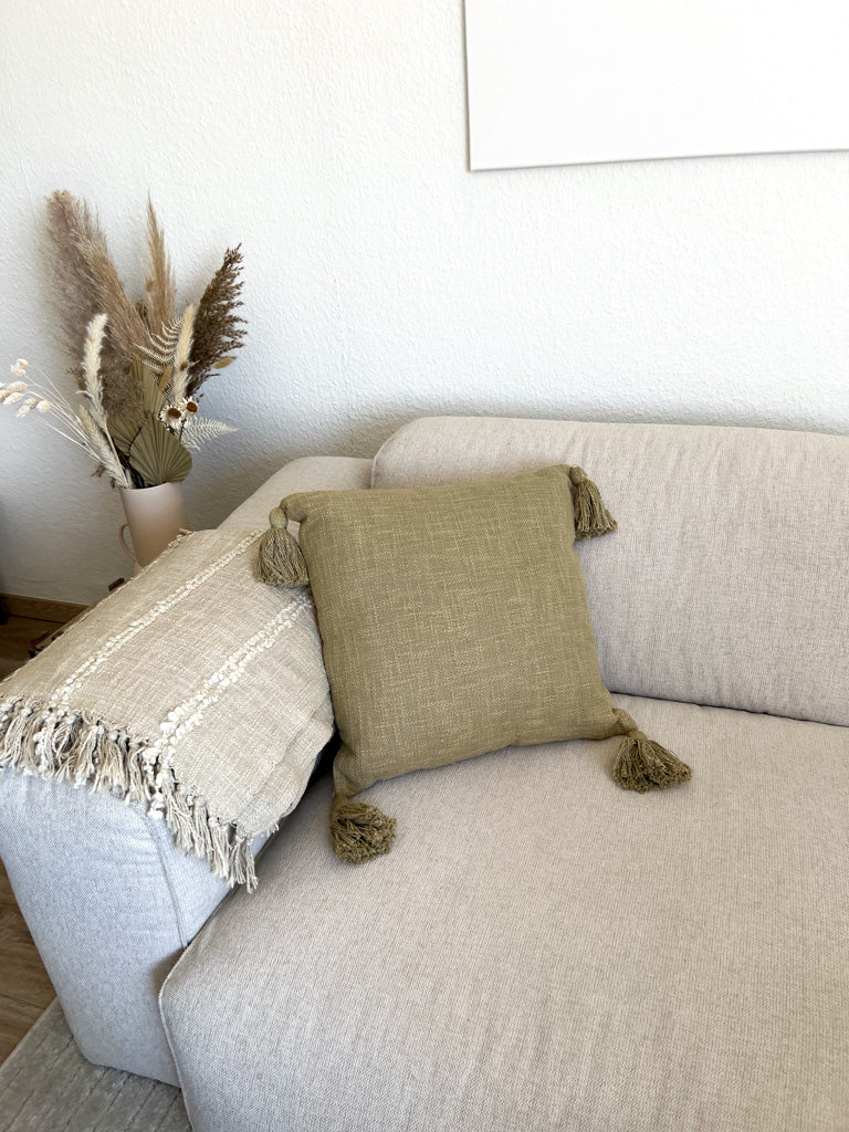 Quadratisches Kissen mit Tasseln "Lala" 45x45cm in olivgrün - mahina