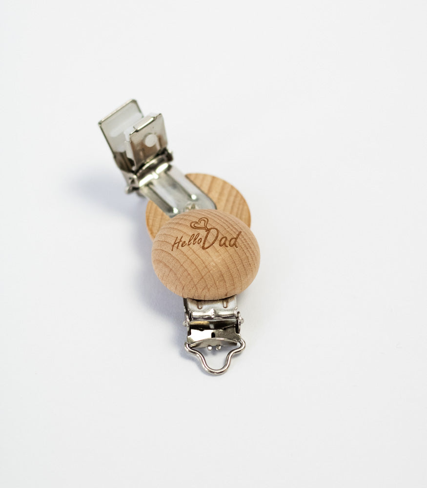 Schnullerclip "Hello Dad" aus Buchenholz - Bastelbedarf -> Holz > Schnullerclips von mahina