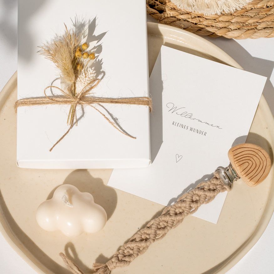 Geschenkbox "Kleines Wunder" mit Makramee Schnullerkette - Interior > Dekoration > Makramee von mahina