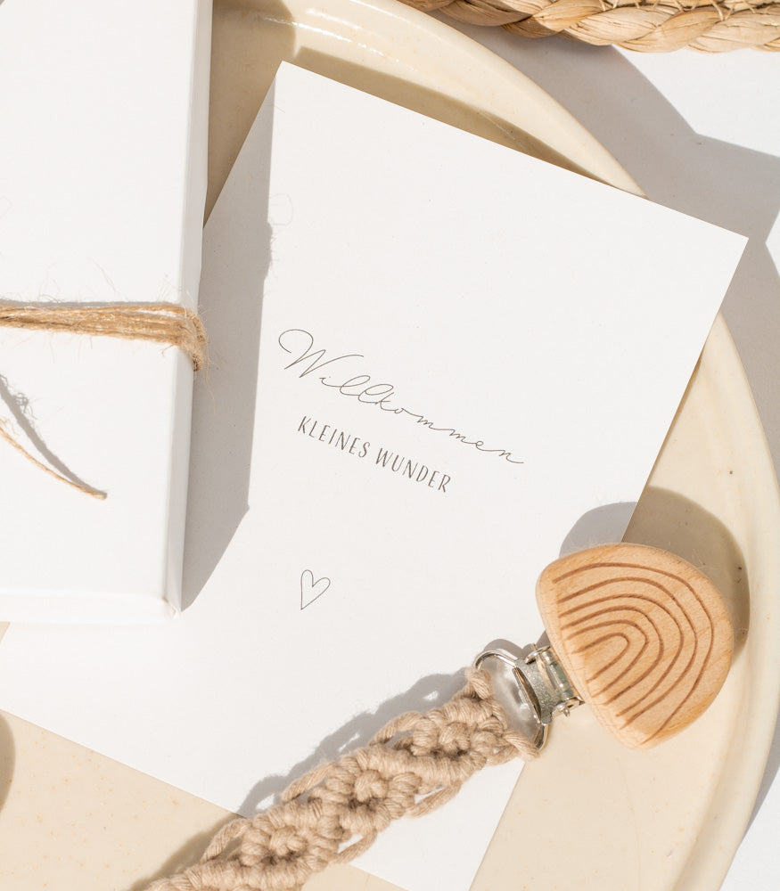 Geschenkbox "Kleines Wunder" mit Makramee Schnullerkette - Interior > Dekoration > Makramee von mahina